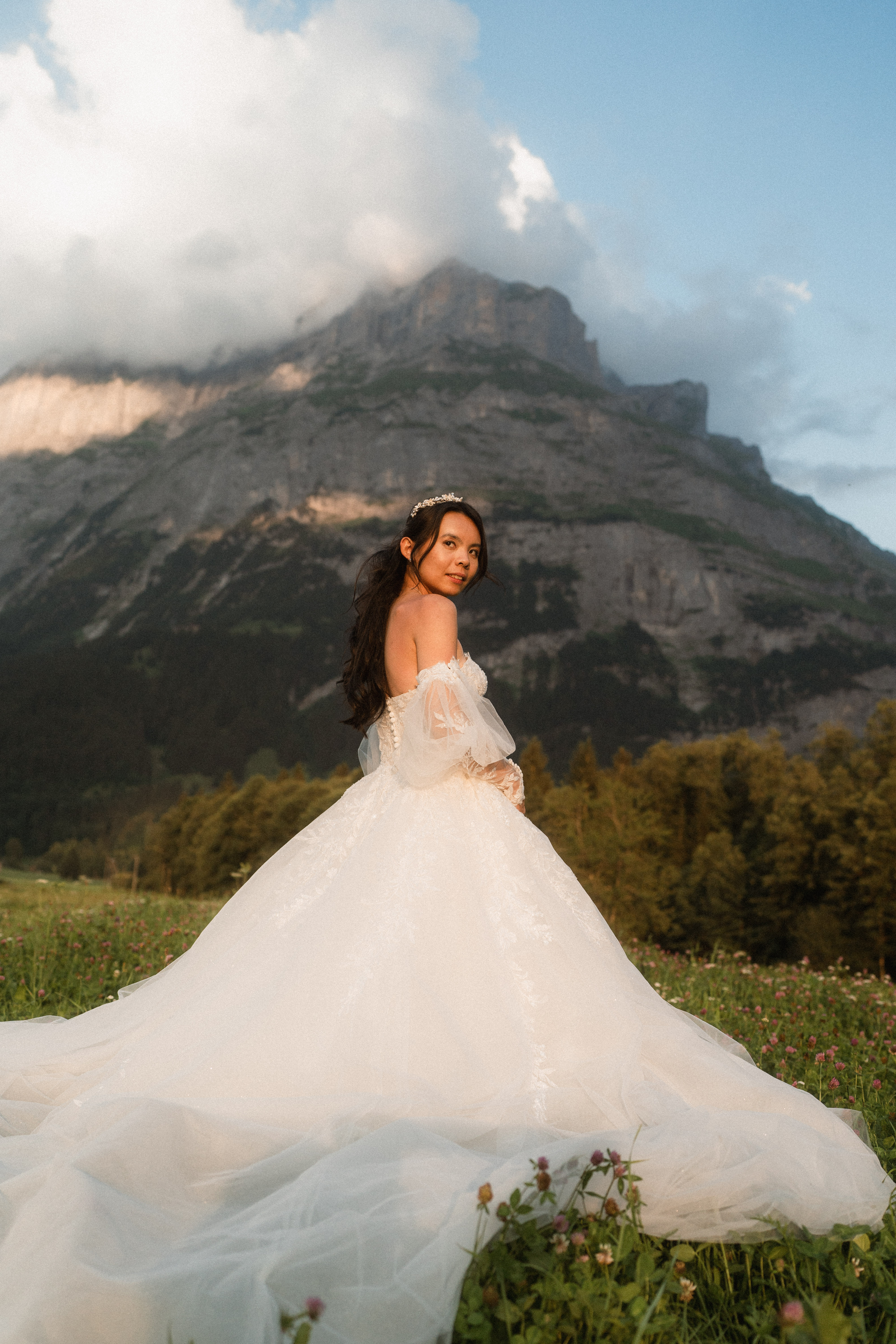 Jocelyn in ihrem Brautkleid vor einer alpinen Berglandschaft
