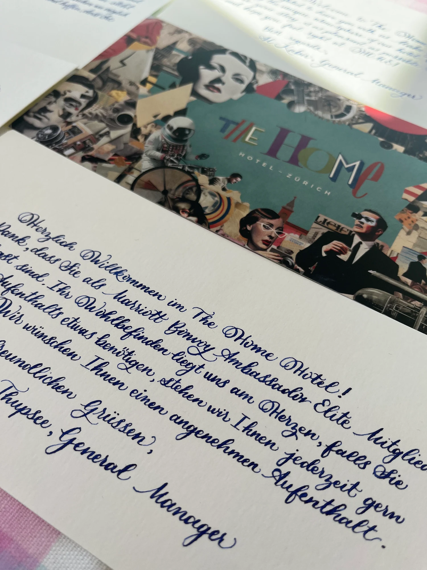 Nahaufnahme der ersten deutschen Willkommenskarte in traditioneller Kalligrafie