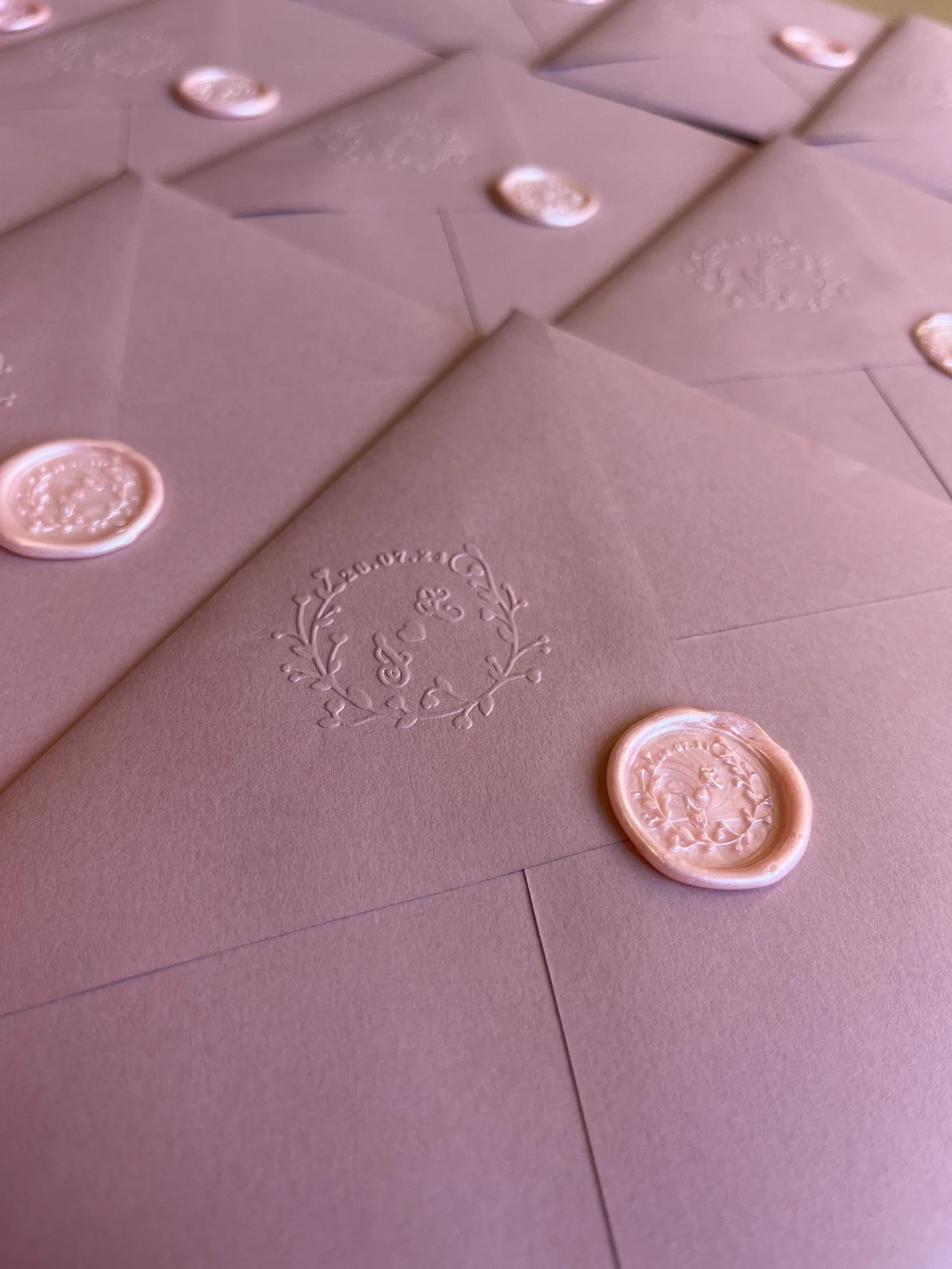 Roséfarbene Couverts mit individuellem Prägesignet und passenden Wachssiegeln