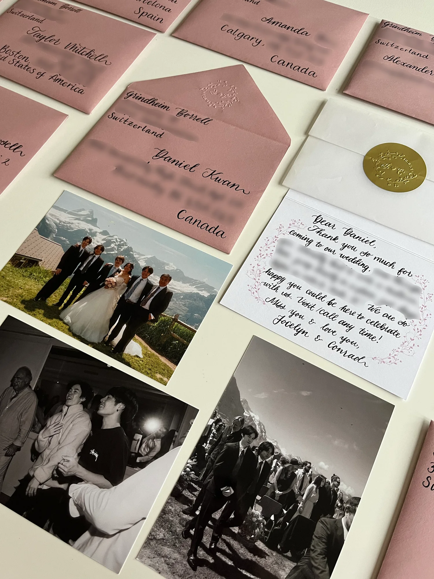 Handbeschriftete Gäste-Couverts mit Hochzeitsfotografien und Dankeskarte