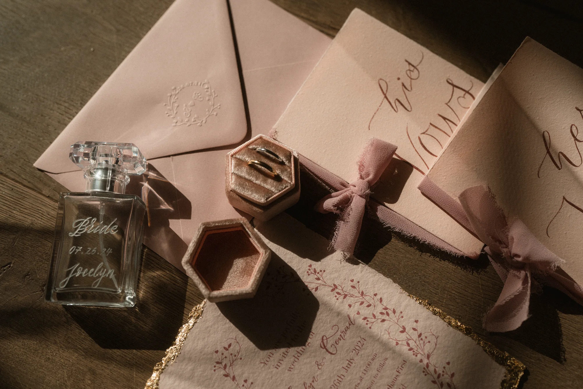 Roséfarbene Hochzeitseinladung und handbeschriftete Couverts