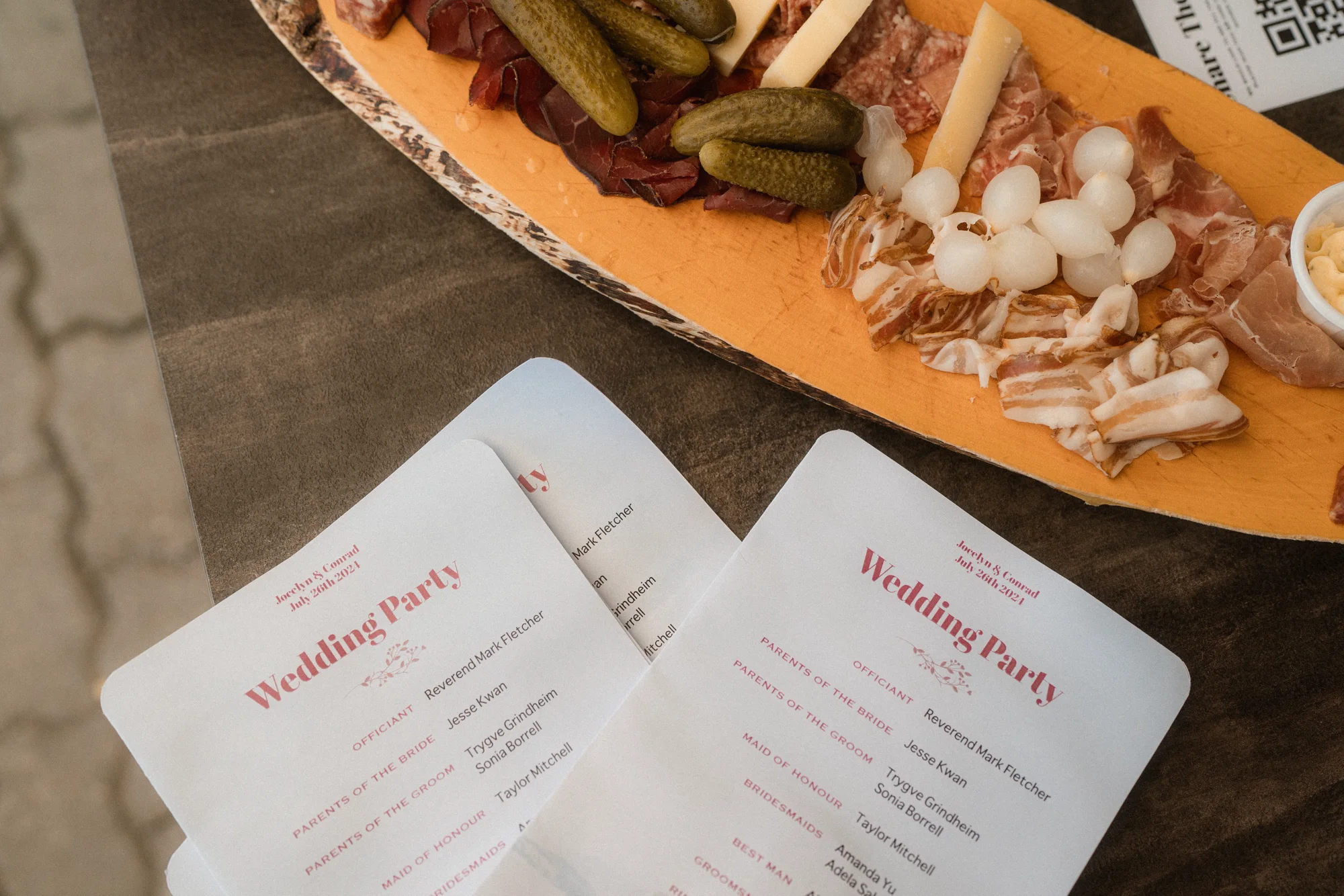 Gedruckte Wedding-Party-Programme neben einer Apéroplatte