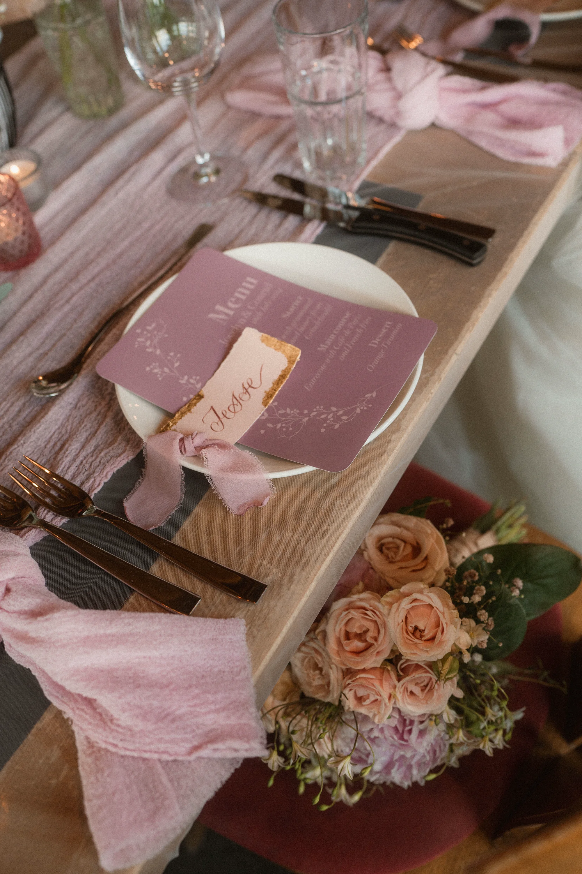 Roséfarbenes Hochzeitsgedeck mit handbeschrifteter Namenskarte und Menü