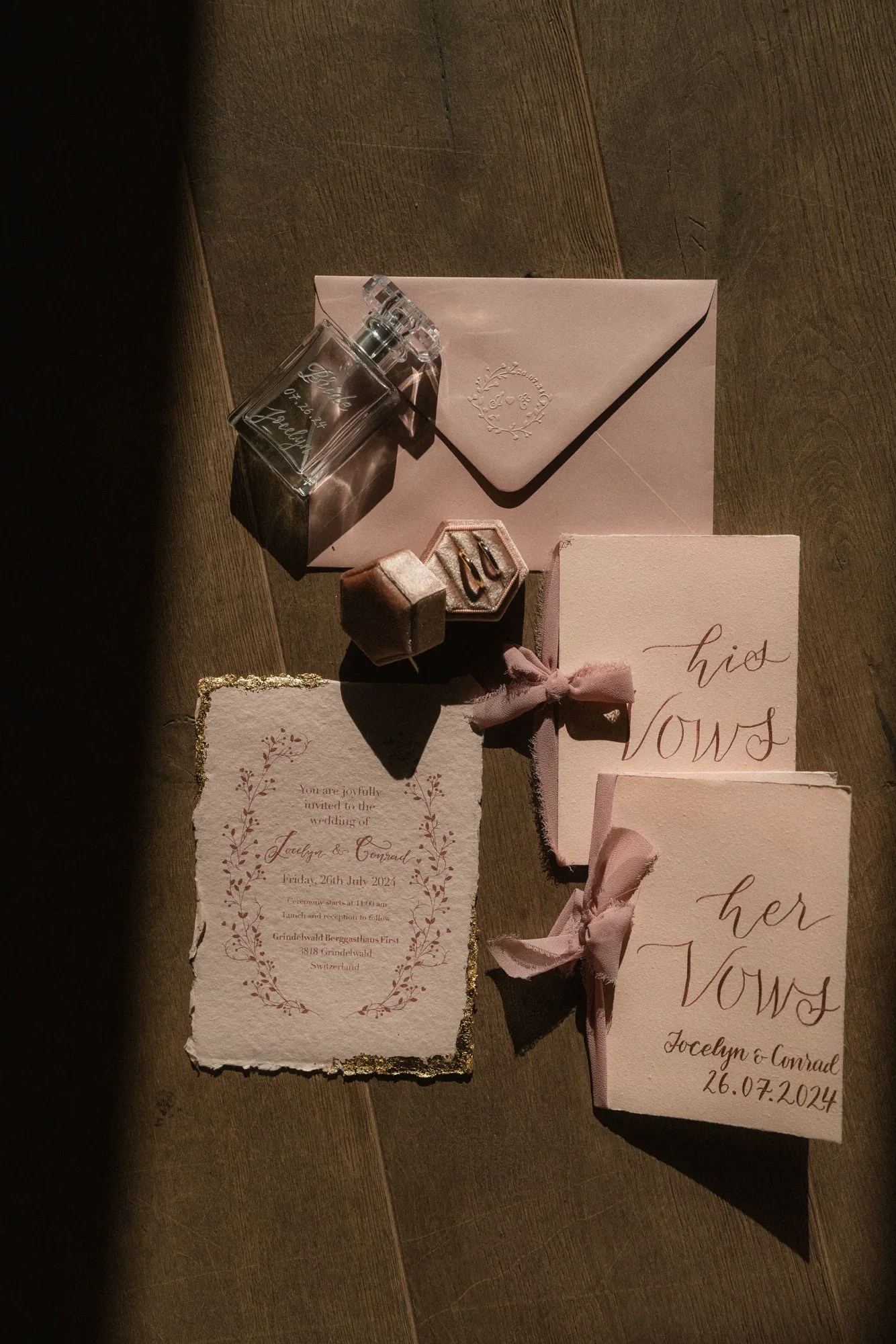 Roséfarbene Hochzeitspapeterie, handbeschriftete Couverts und gravierter Parfumflakon