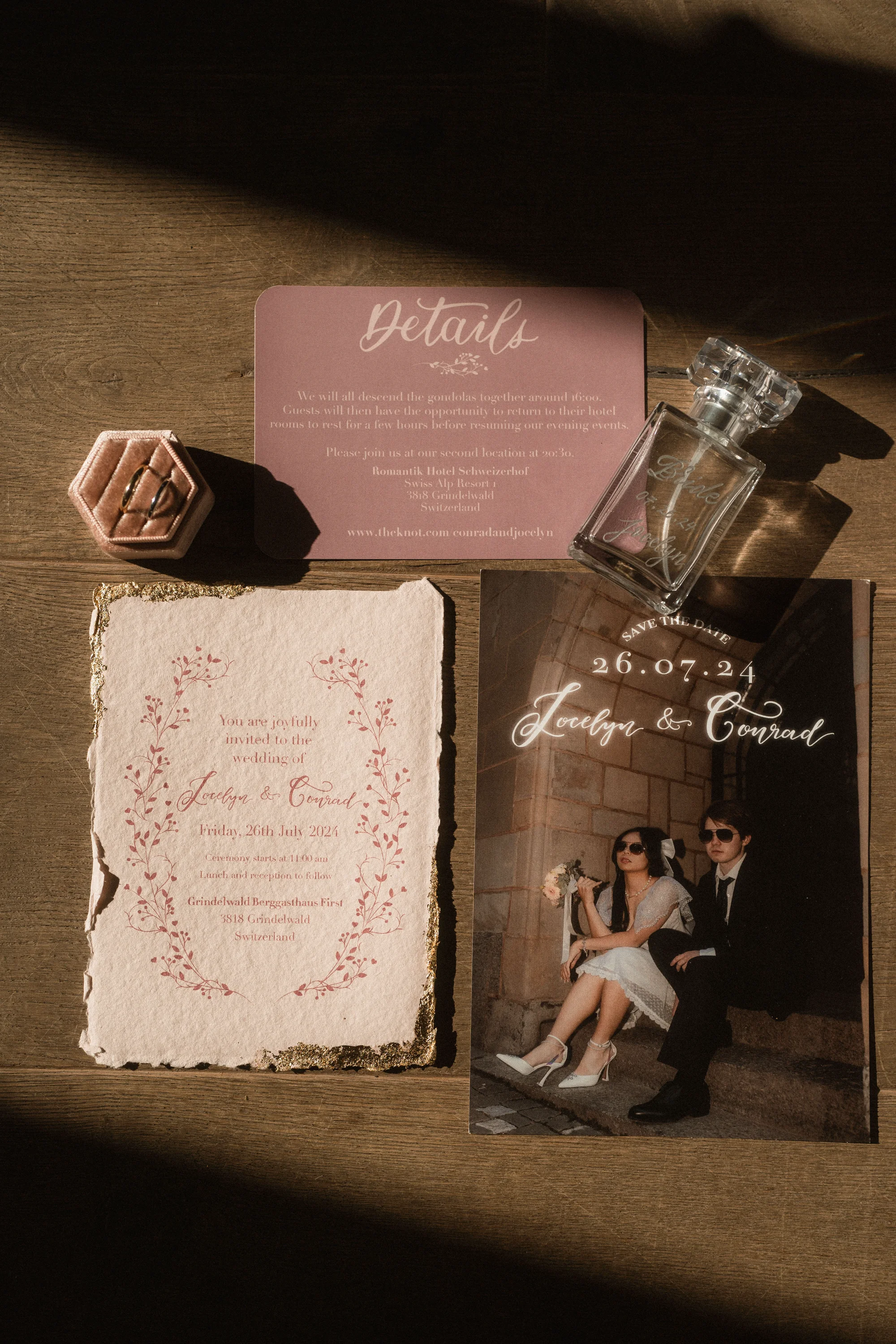 Roséfarbene Hochzeitspapeterie mit handbeschrifteten Couverts und Wachssiegeln