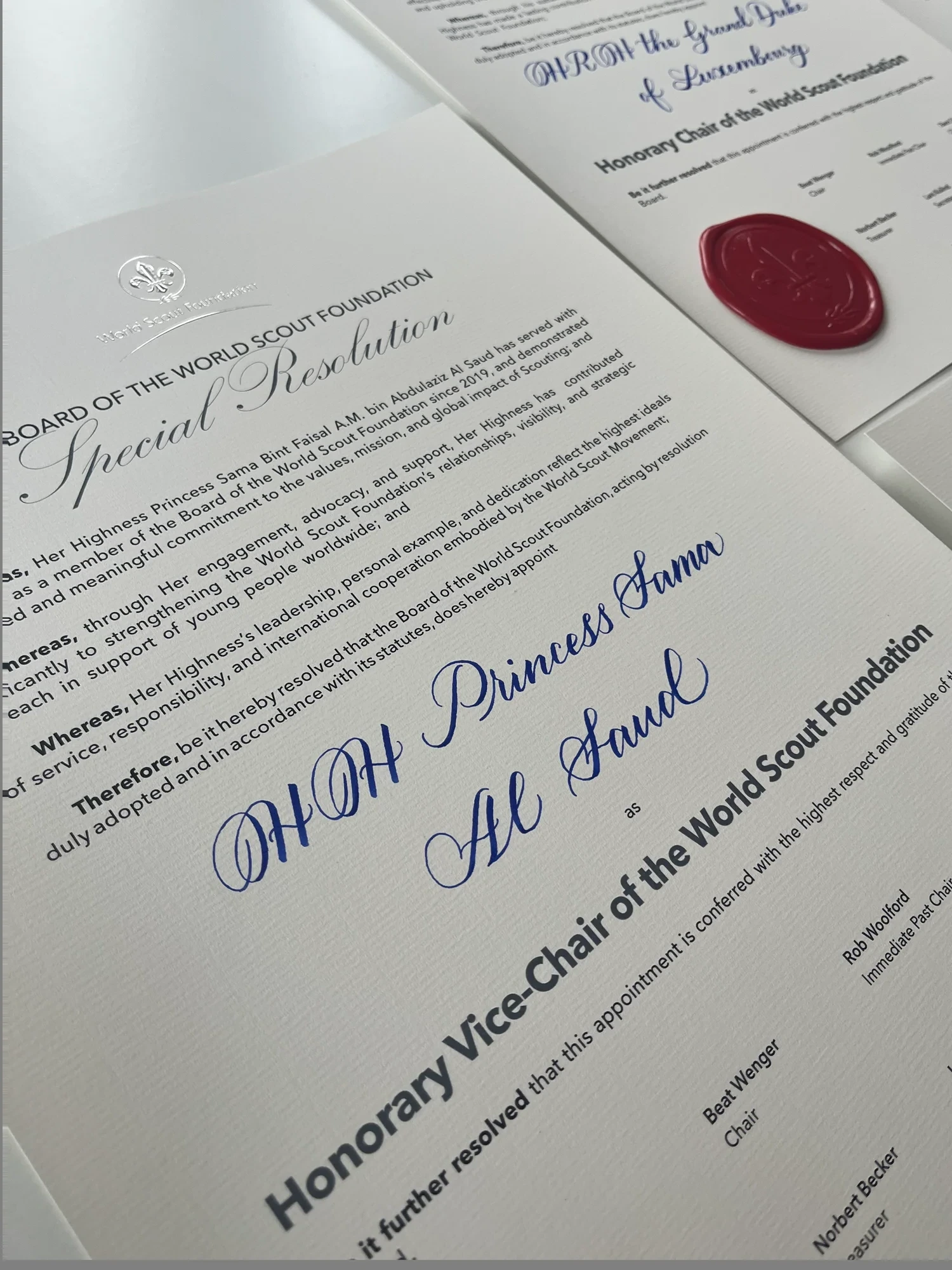 Detail handgeschriebener Namen auf einer formellen Urkunde