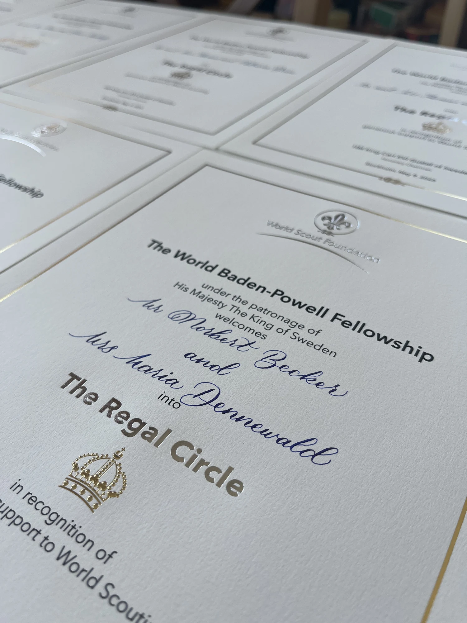 Urkunden des Regal Circle der World Scout Foundation mit handkalligrafierten Namen