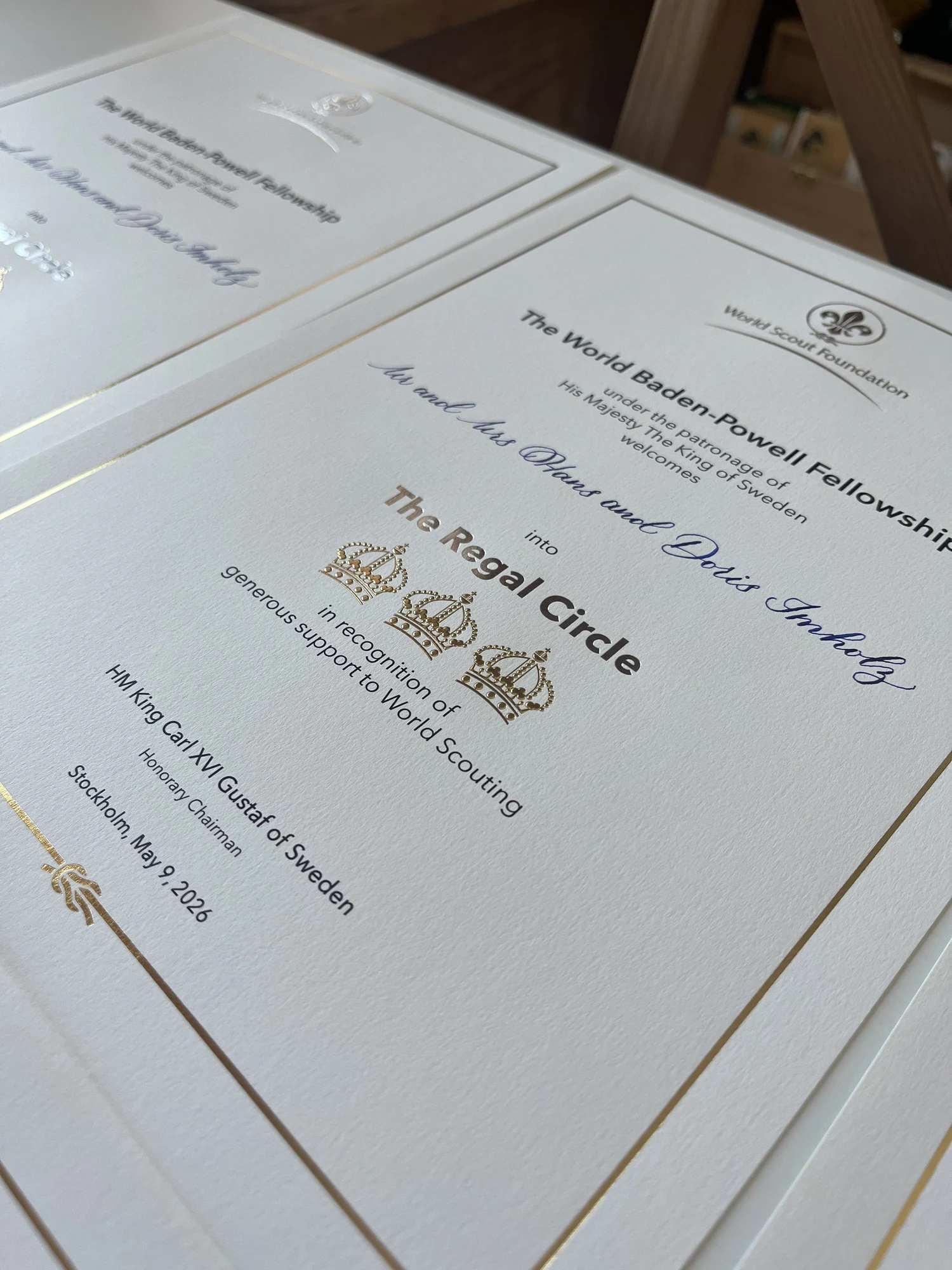 Urkunde des Regal Circle mit handkalligrafiertem Namen und goldenen Details