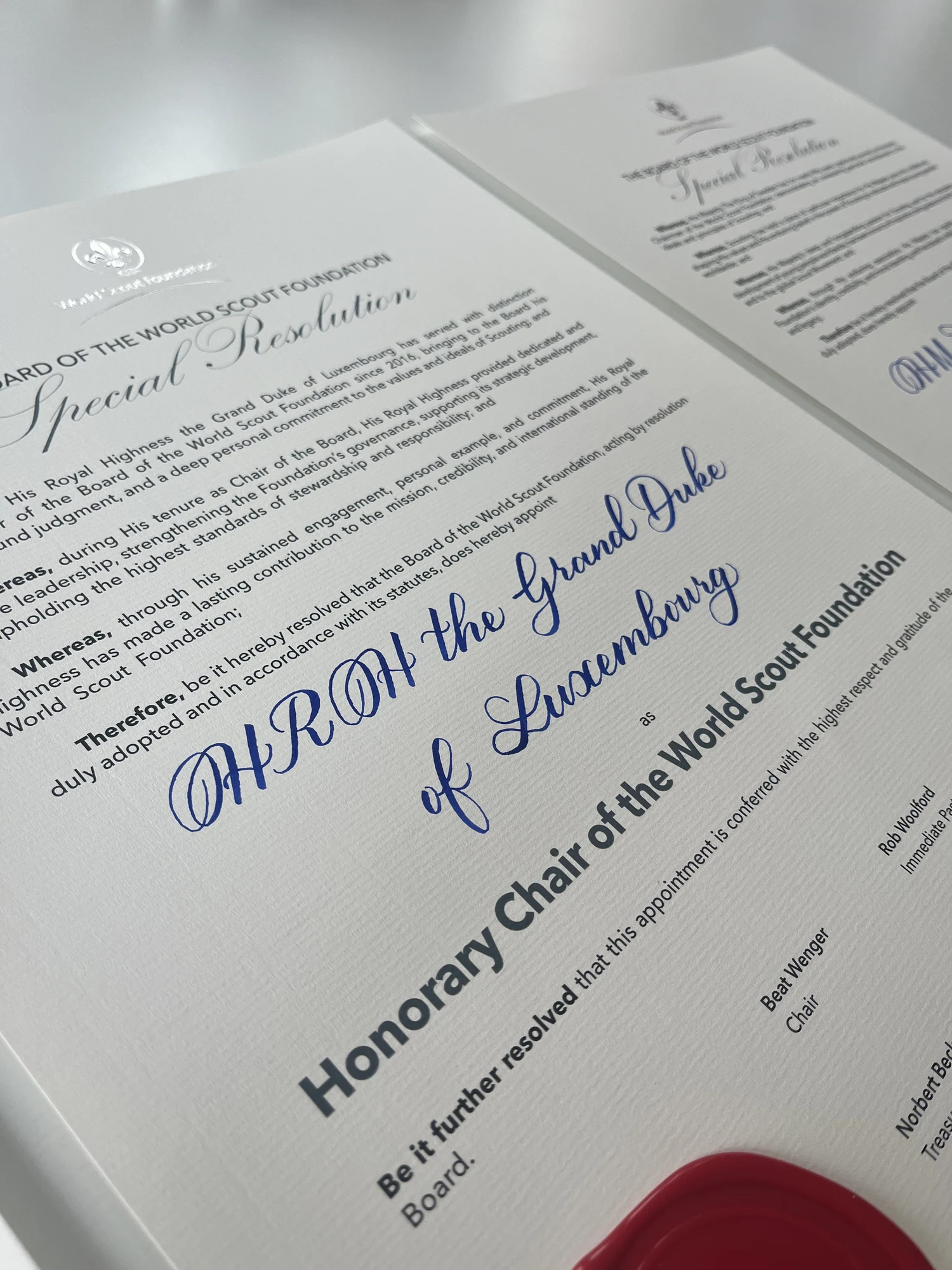 Formeller Vorstandsbeschluss der World Scout Foundation mit blauer handkalligrafierter Schrift